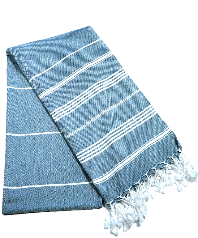 Fouta en coton bio océan de la gamme Hammam, suspendue en extérieur