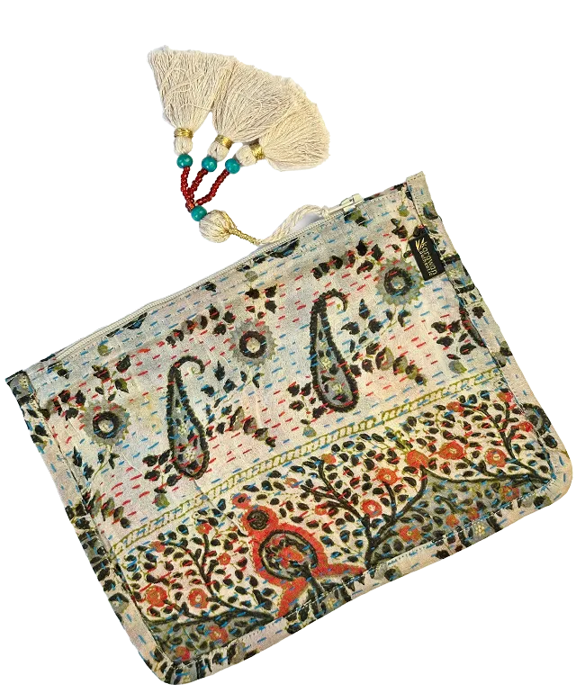 Pochette artisanale en soie kanta recyclée modèle n°05, avec pompon, de la marque Karawan authentic