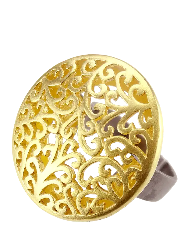 Femme de dos portant une bague de la collection Jardin Secret en laiton au design ajouré