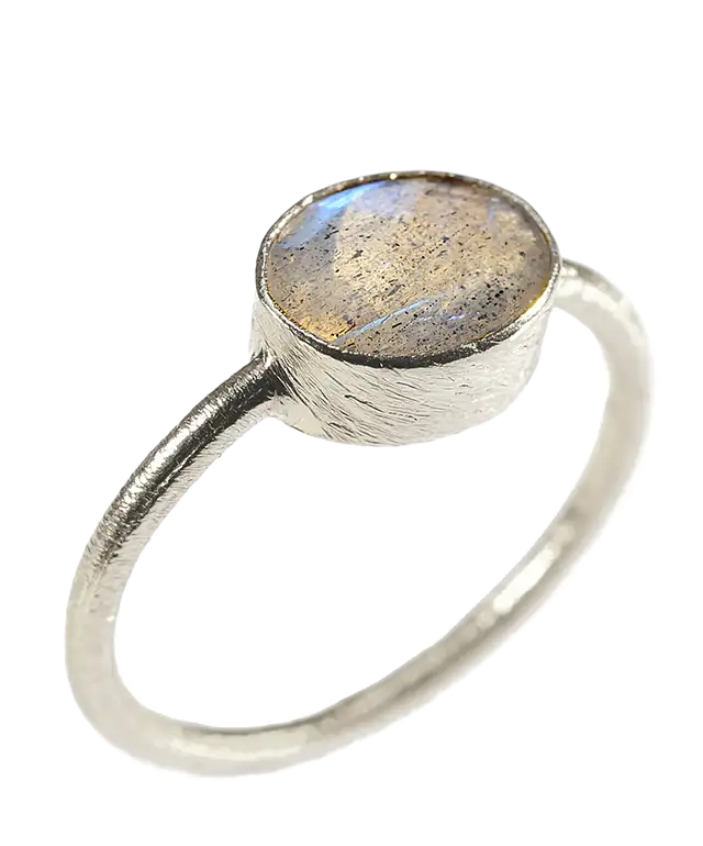 Femme portant une bague « Drop » argent & pierre labradorite, collection Yamuna