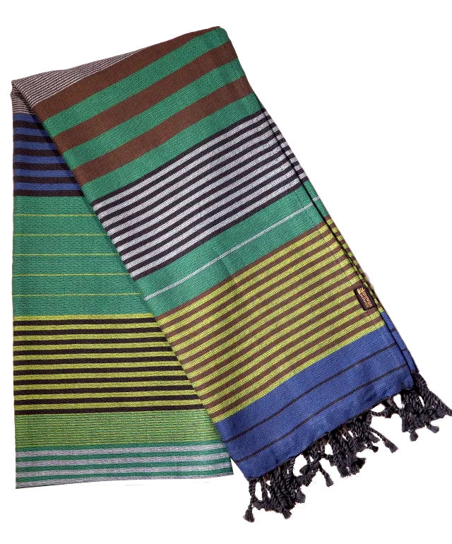 Forest-coloured fouta in organic cotton, worn by a woman, front view