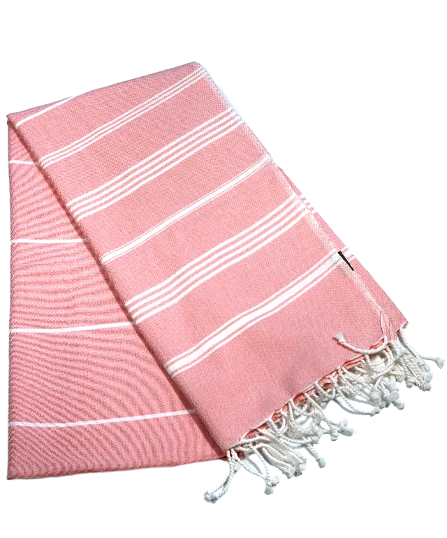 Femme à la plage portant une fouta en coton bio de la collection Hammam