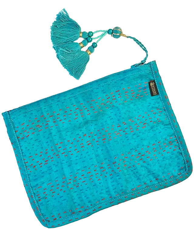 Pochette bleu clair artisanale en soie kanta recyclée modèle n°01, avec pompon, de la marque karawan authentic