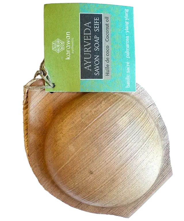 Savon ayurvédique basilic sacré à l'intérieur de sa coque ouverte, porte-savon en verre