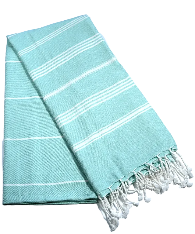 Fouta en coton bio coloris menthe, issue de la collection Hammam, sur une chaise dans un décor extérieur