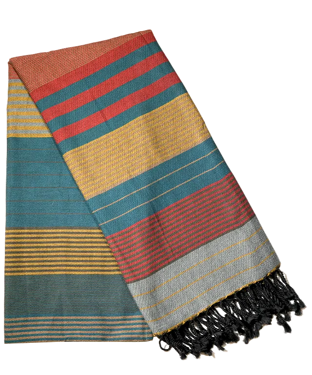 Femme s'enveloppant dans la fouta en coton biologique Redblue de Karawan, décor de salle de bain