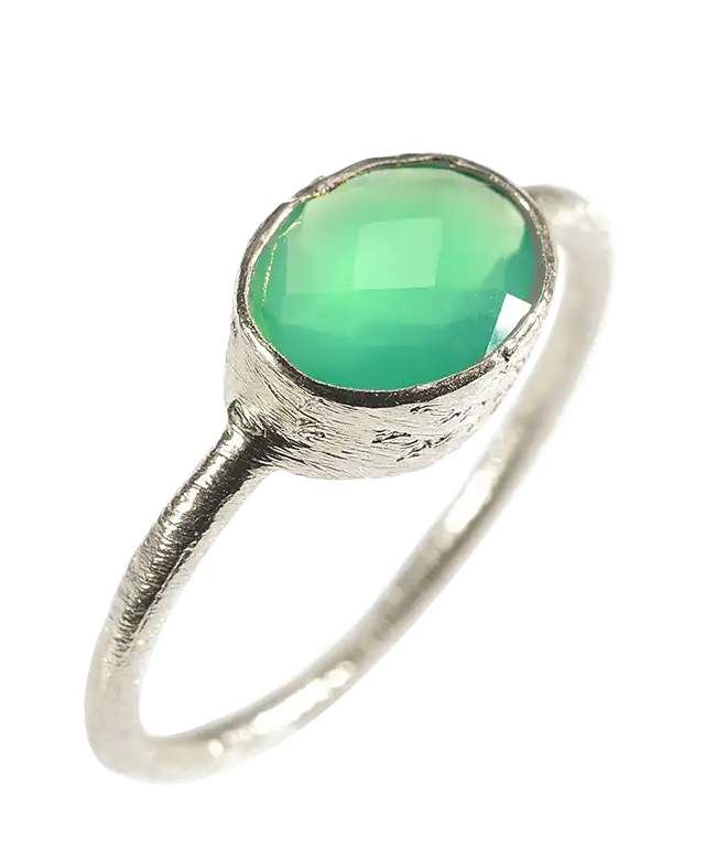 Focus sur la main d'une personne portant une bague en argent 925 Drop, pierre vert onyx