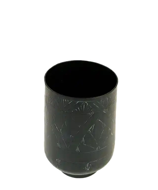 Verre noir gravé en laiton, un bouquet de fleurs colorées et des feuillages verts, sur fond coloré