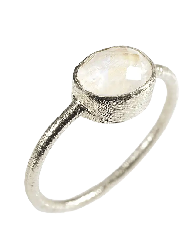 Zoom sur les reflets de la bague en argent 925 Drop moonstone de la collection de bijoux Yamuna, exposé sur une pierre