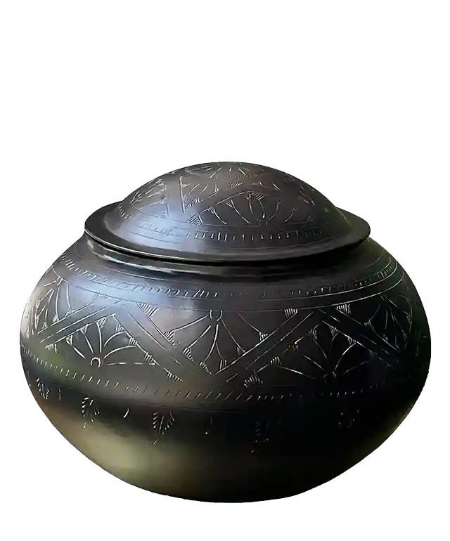 Boîte en laiton noire oxydée et gravée travaillée à la main par des artisans d'exception de l'Inde, de la marque Karawan