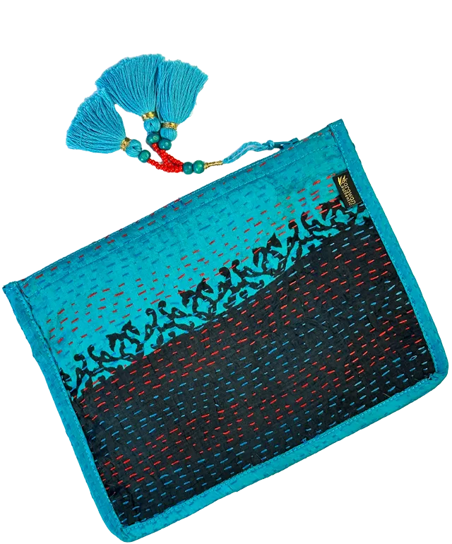 Pochette artisanale en soie kanta recyclée modèle n°09, avec pompon