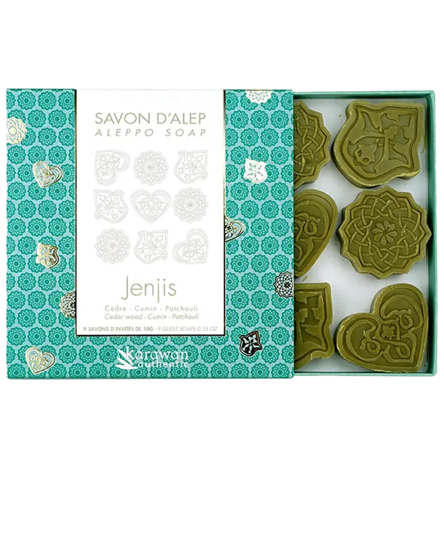 Coffret de 9 savons d'invités parfumés Jenjis, posé sur une fouta en coton