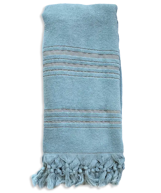 Femme de dos portant une fouta coloris Aigue Marine en coton bio de la marque Karawan
