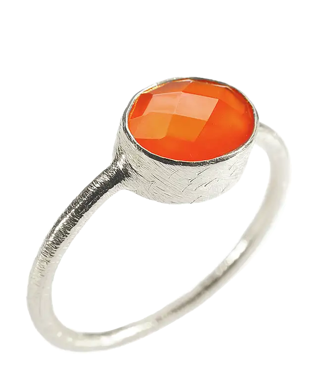 Femme de profil portant une bague « Drop » argent & pierre cornaline