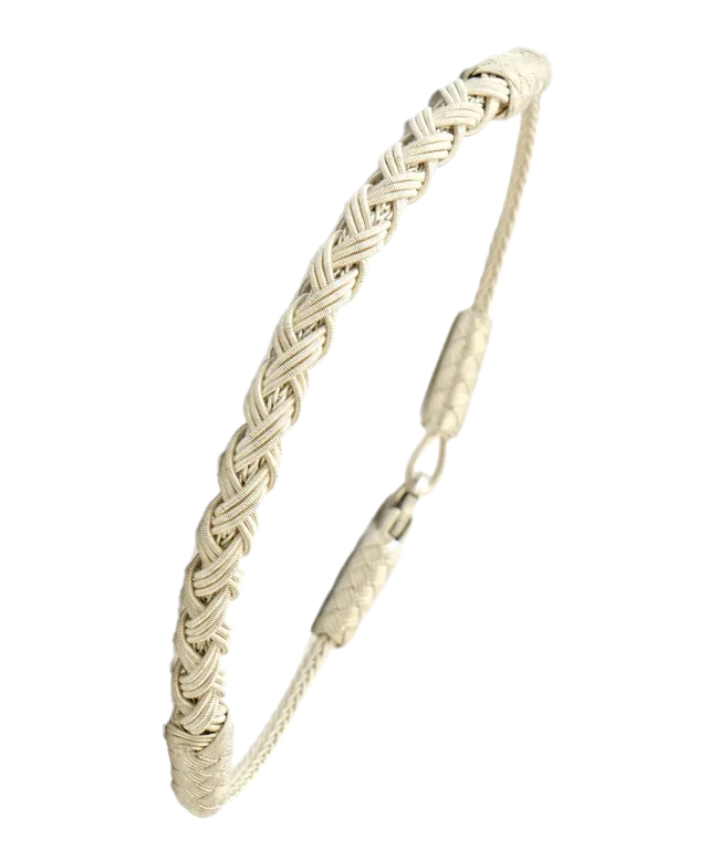 Homme de profil portant un bracelet de la collection Kokaz