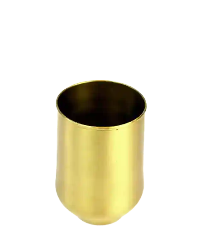 Verre en laiton doré lisse à côté d'une succession de pièces en laiton doré Moon : bols, verre, coupelles ou plateaux