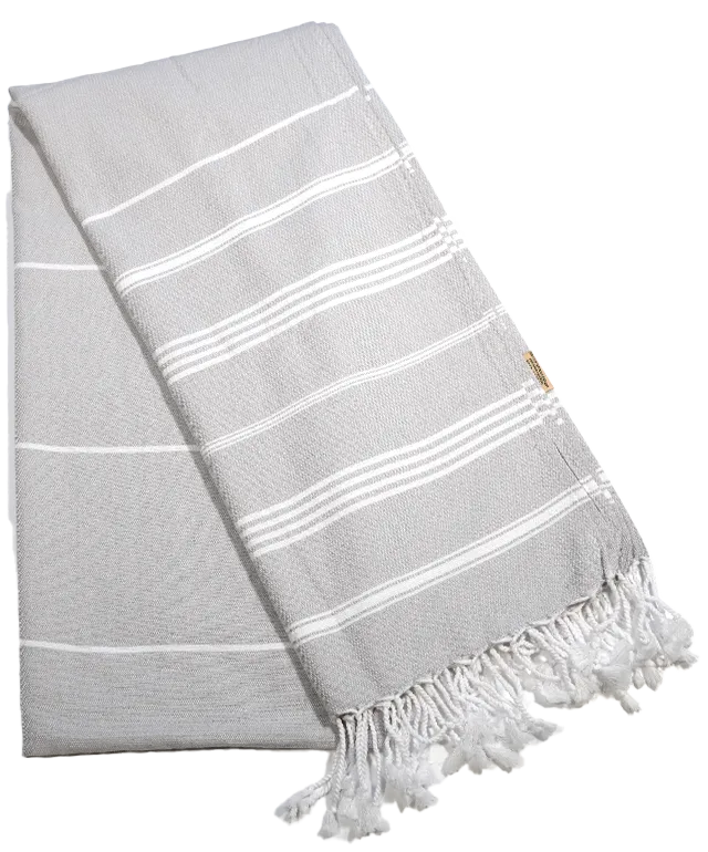 Fouta en coton bio coloris taupe suspendue à une branche d'arbre