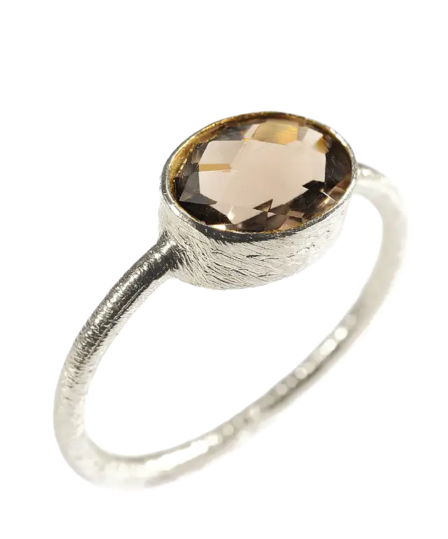 Zoom sur la bague « Drop » argent & pierre quartz fumé, de la marque Karawan authentic