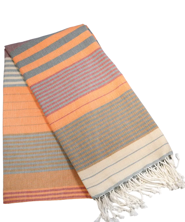 Femme de dos le long d'une piscine, tenant dans son dos une fouta en coton bio India Gold
