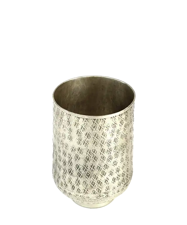 Verre en laiton argenté et gravé Palmyr contenant une brosse à dents, à côté de petites coupelles en laiton avec un savon rond