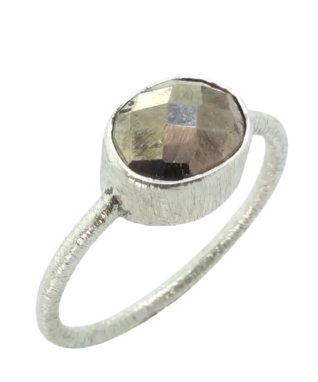Zoom sur la main d'une femme portant une bague « Drop » argent & pierre pyrite, de la marque Karawan authentic
