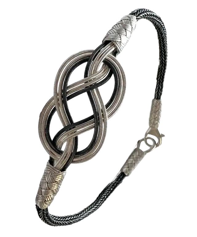 Bracelet modèle "Infini", argent et argent oxydé de la collection de bijoux Kokaz, fait main et porté par un homme