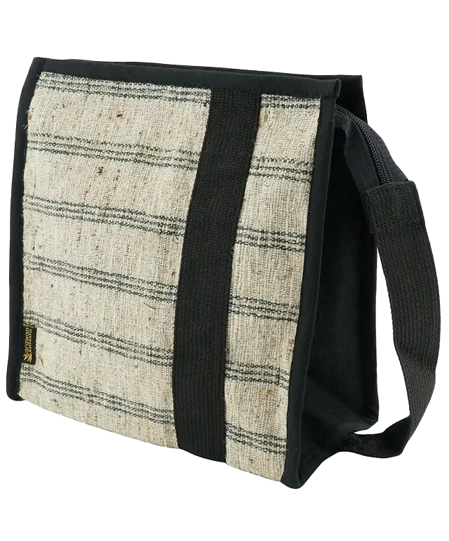 Trousses de toilette Karawan accompagnées d'accessoires : peigne, pierre d'alun, pierre ponce et flacon de parfum