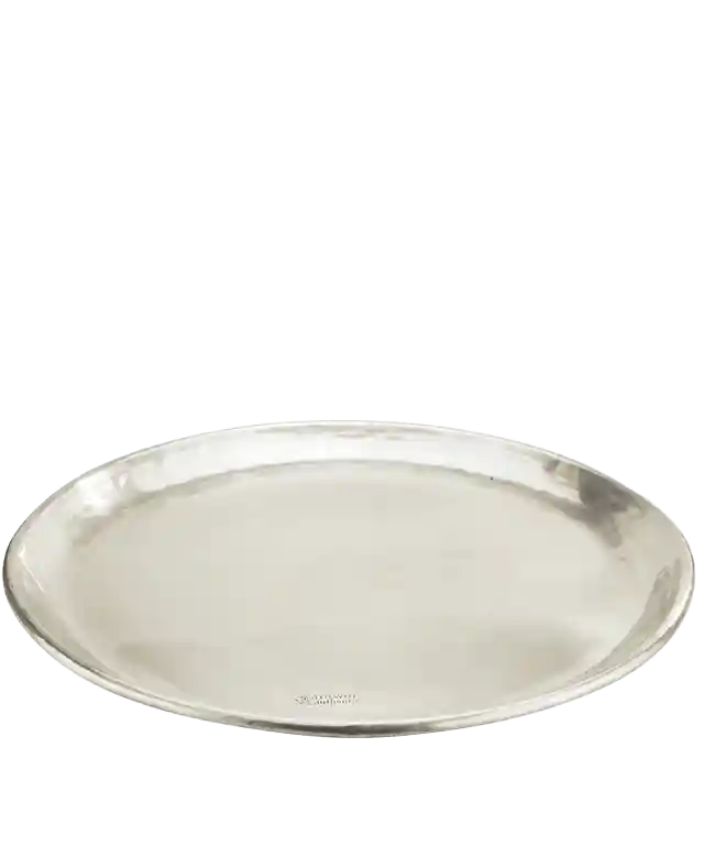 Plateau en laiton lisse et argenté Muz sur une fouta en coton bio rayée et de couleur bleue