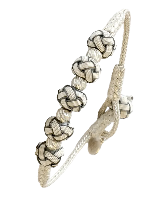 Bracelet en argent de la collection de bijoux Kokaz, 5 noeuds blancs, porté par un homme