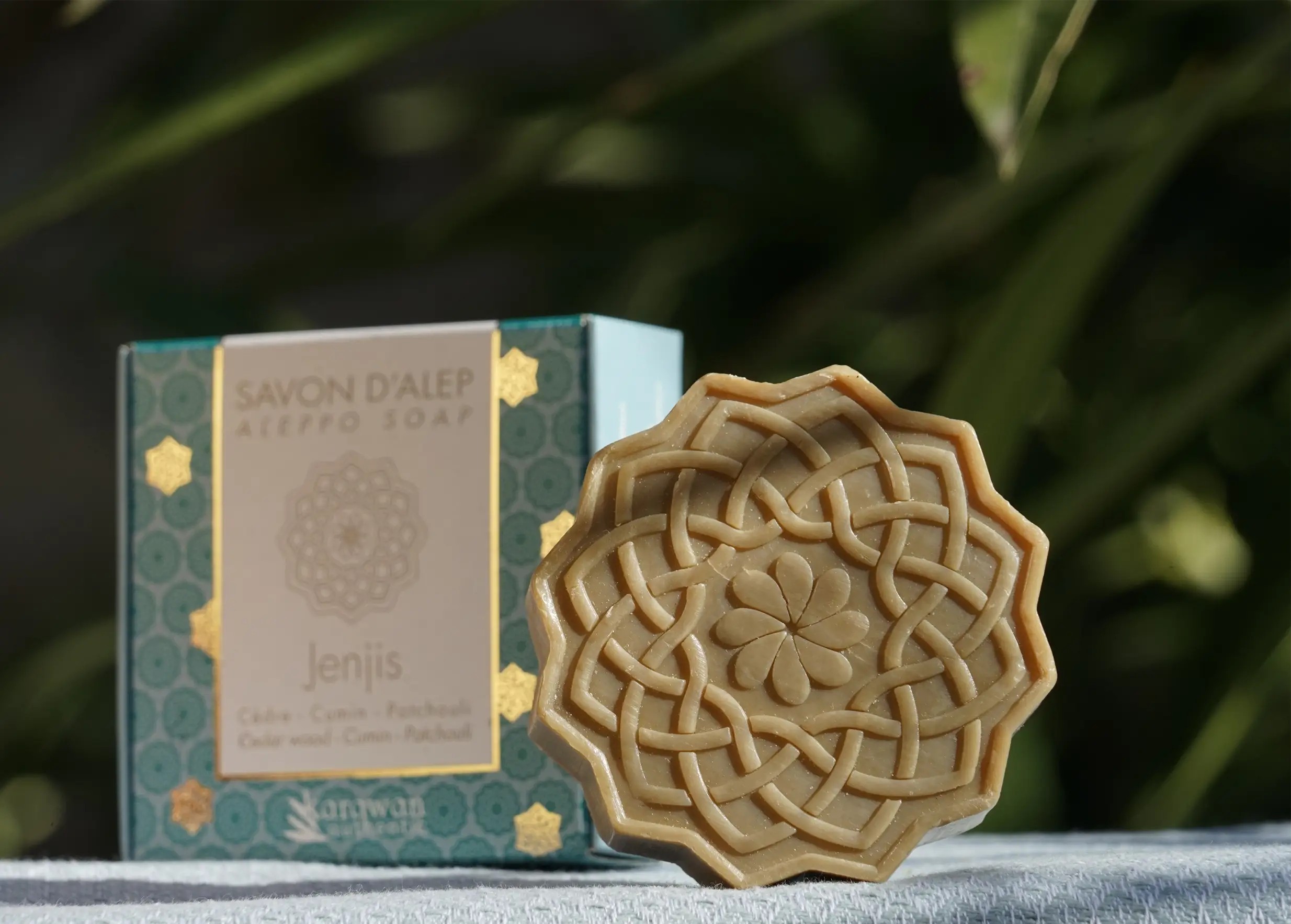 Savon solide et parfumé en forme de fleur, avec son coffret aux motifs dorés