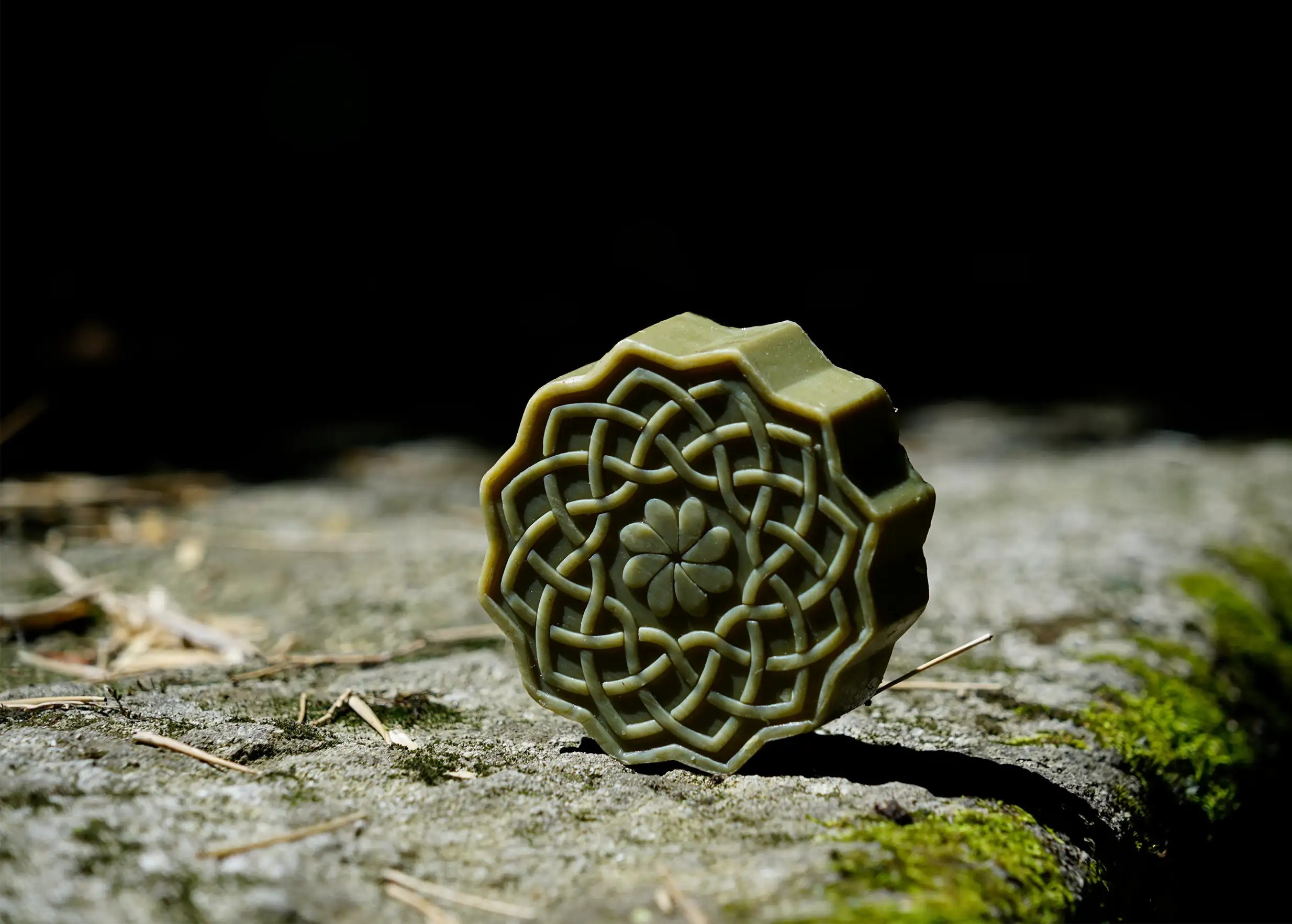 Savon d'Alep 100g en forme de fleur disposé à l'extérieur