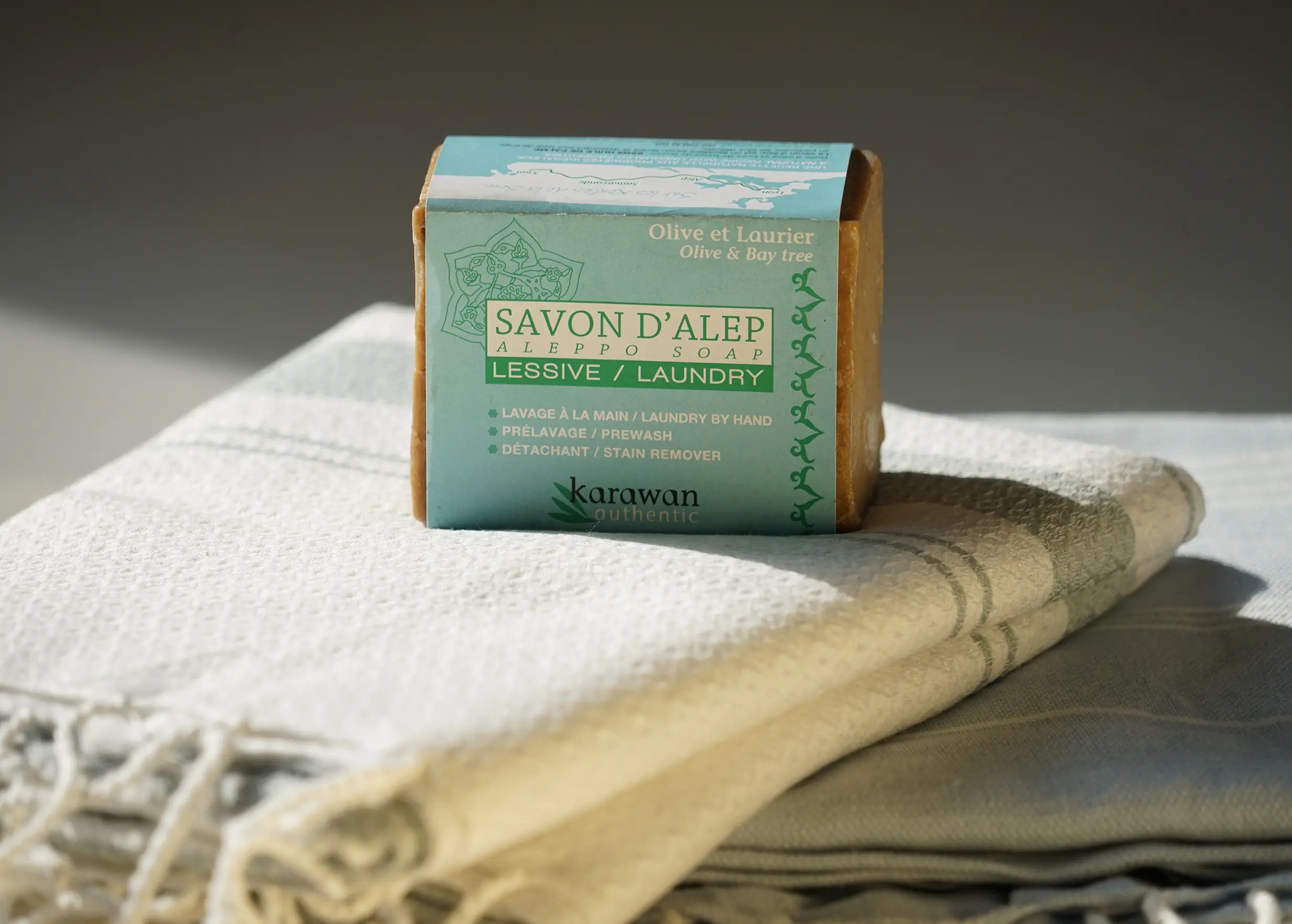 Aleppo olive and laurel soap for washing, on organic cotton fouta Aleppo olive and laurel soap for washing, on organic cotton fouta