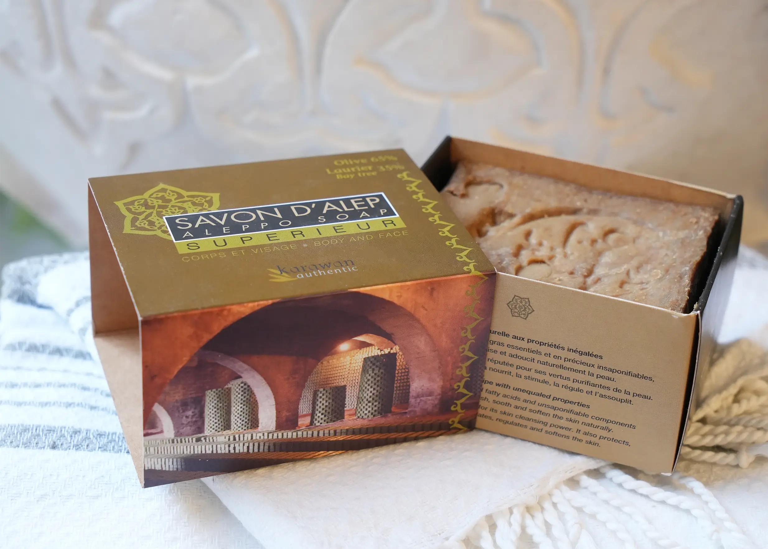 Savon en boite sur une fouta blanche