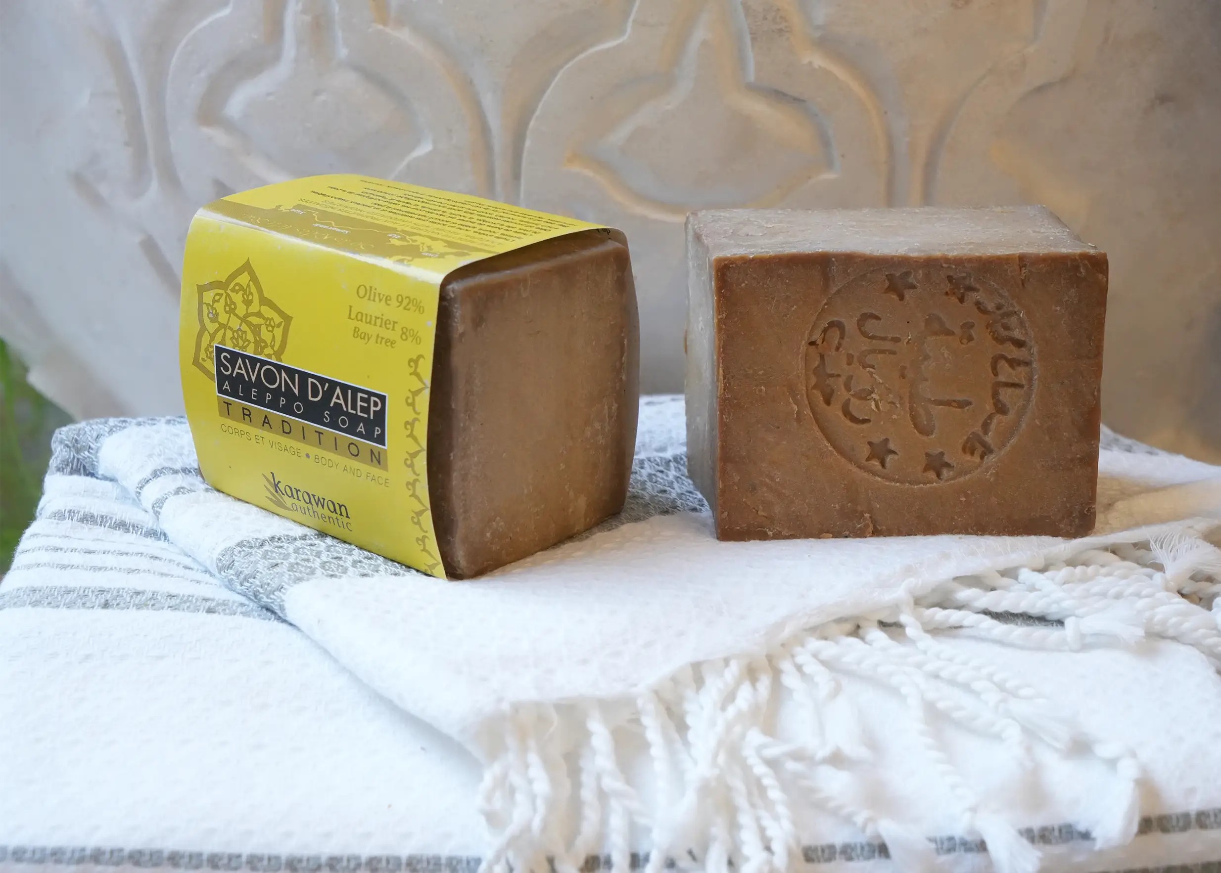Savon d'Alep Tradition 8% laurier dans son emballage, et savon déballé