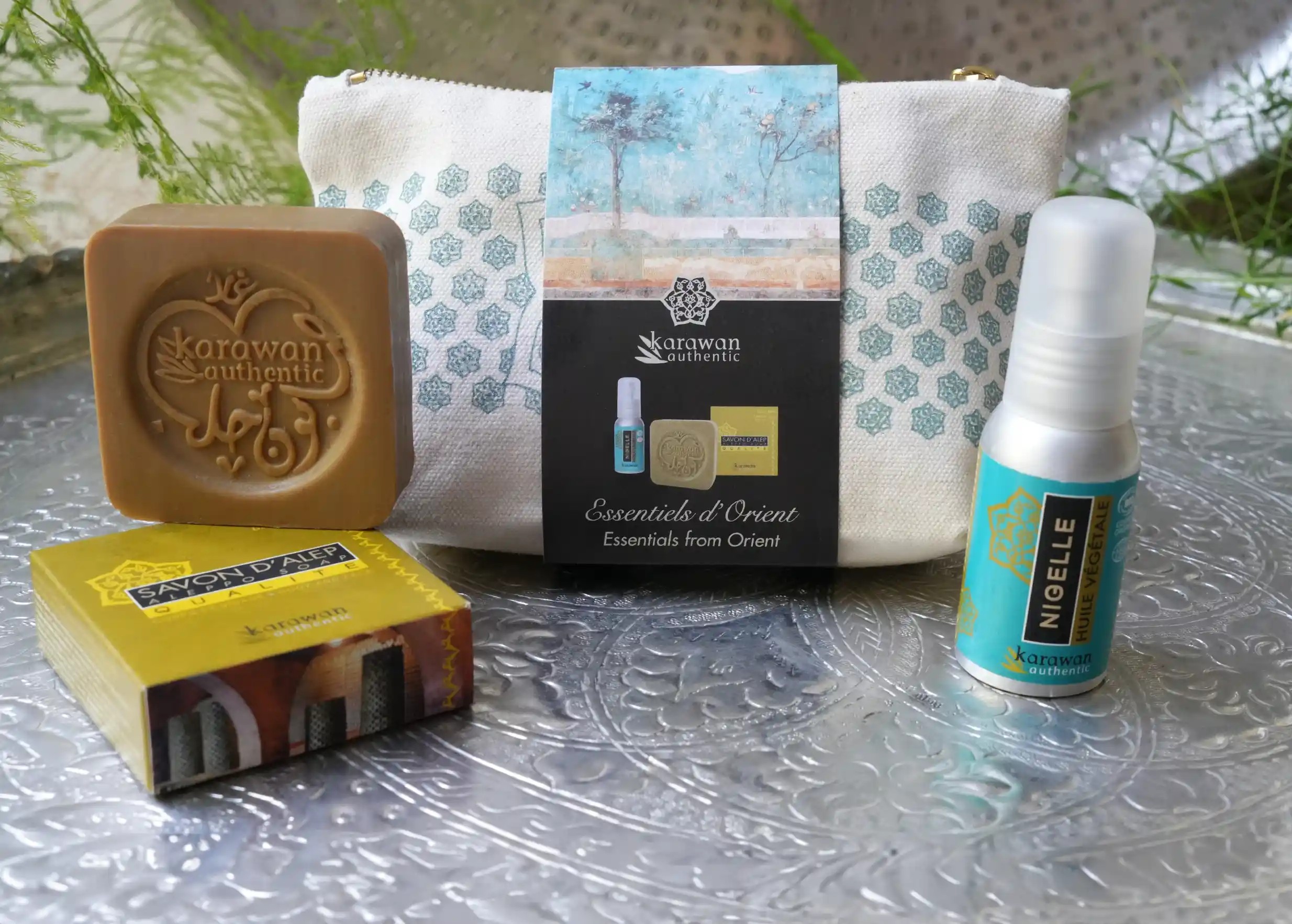 Coffret bien-être Essentiels d'Orient avec savon d'Alep solide Karawan, trousse et huile de nigelle végétale