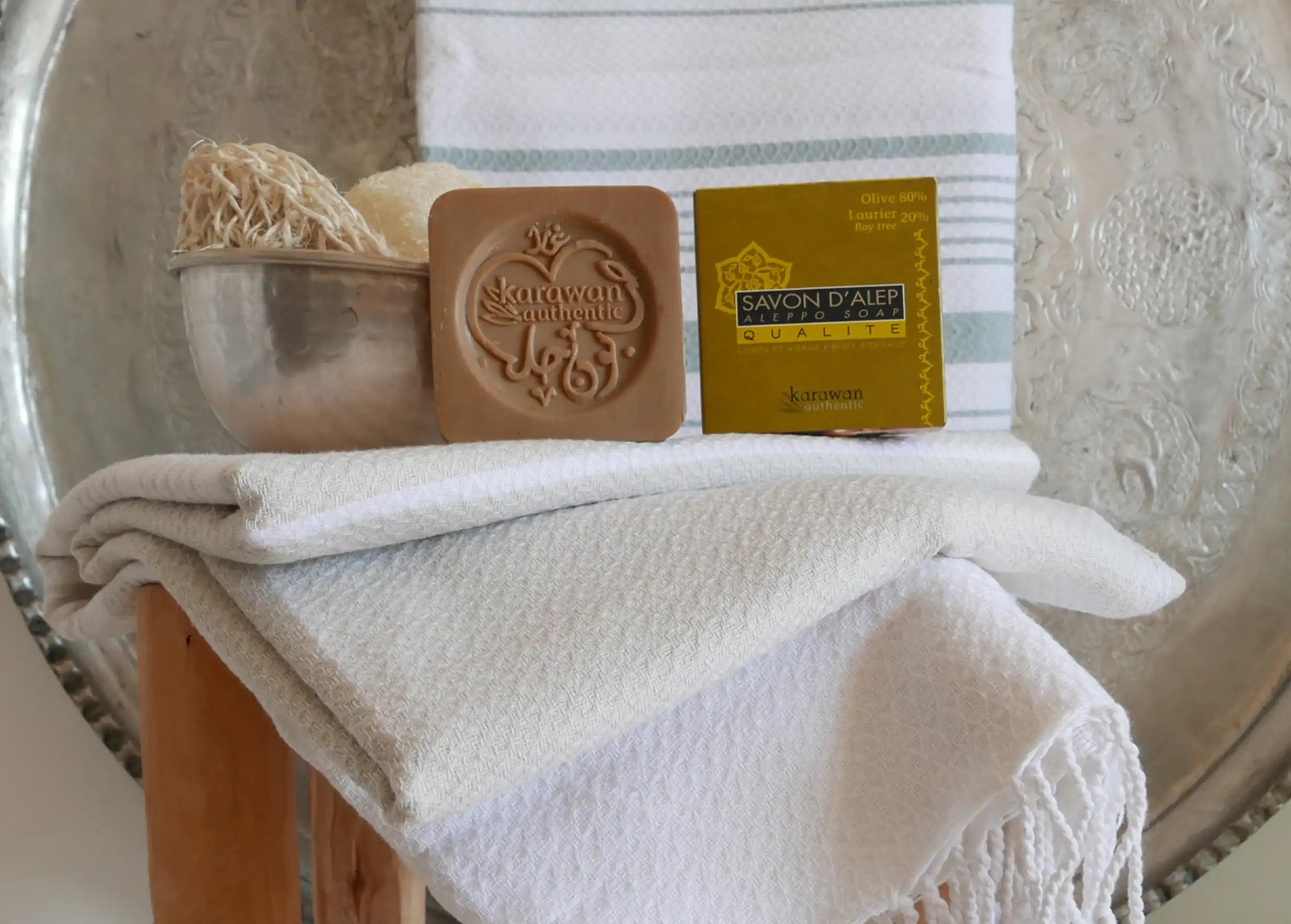 Savon d'Alep qualité à 80% d'huile d'olive et 20% d'huile de baies de laurier, fouta et accessoires de bain