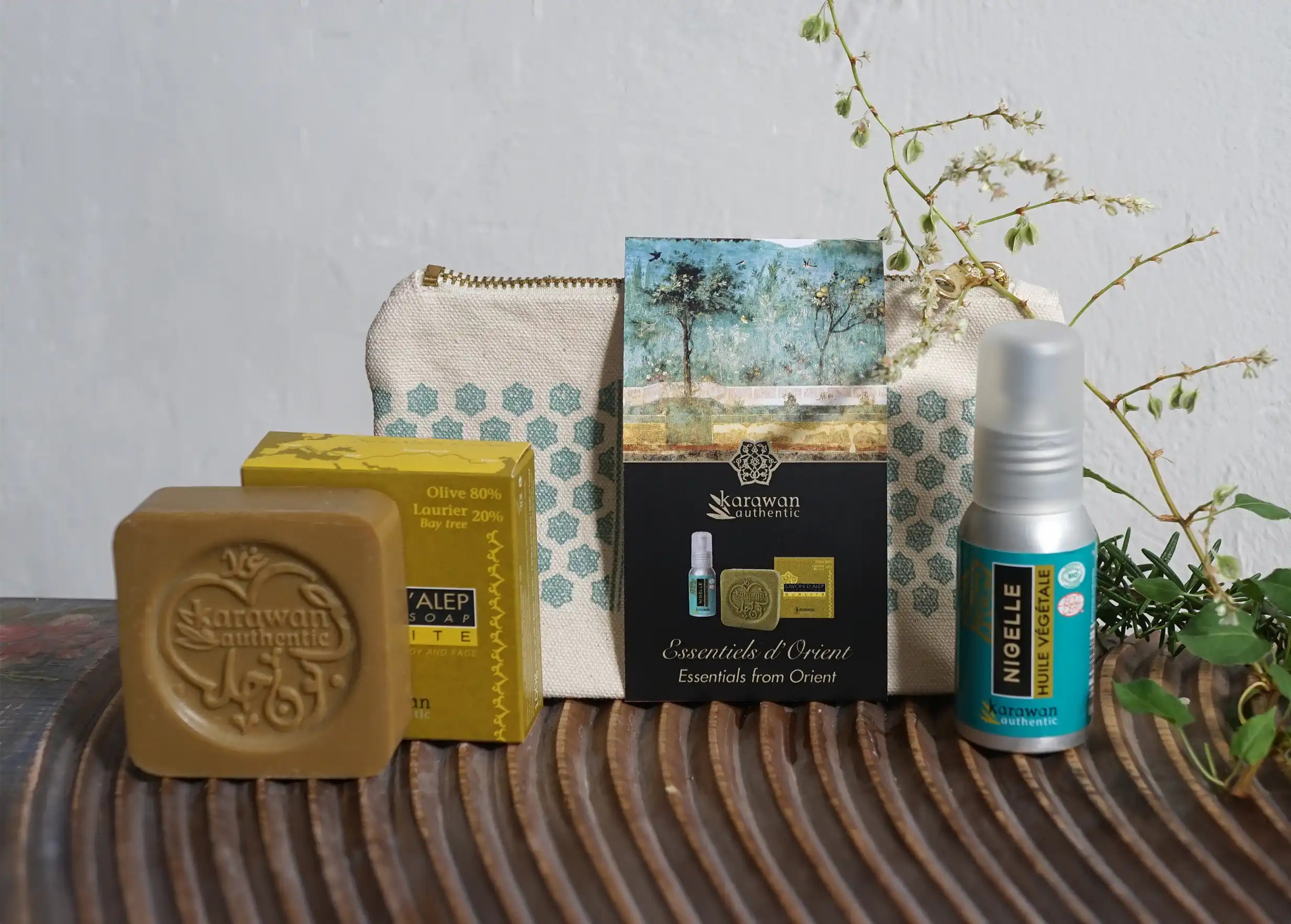 Trousse de toilette en coton avec bandeau, savon d'Alep olive et laurier, huile de nigelle en petit flacon
