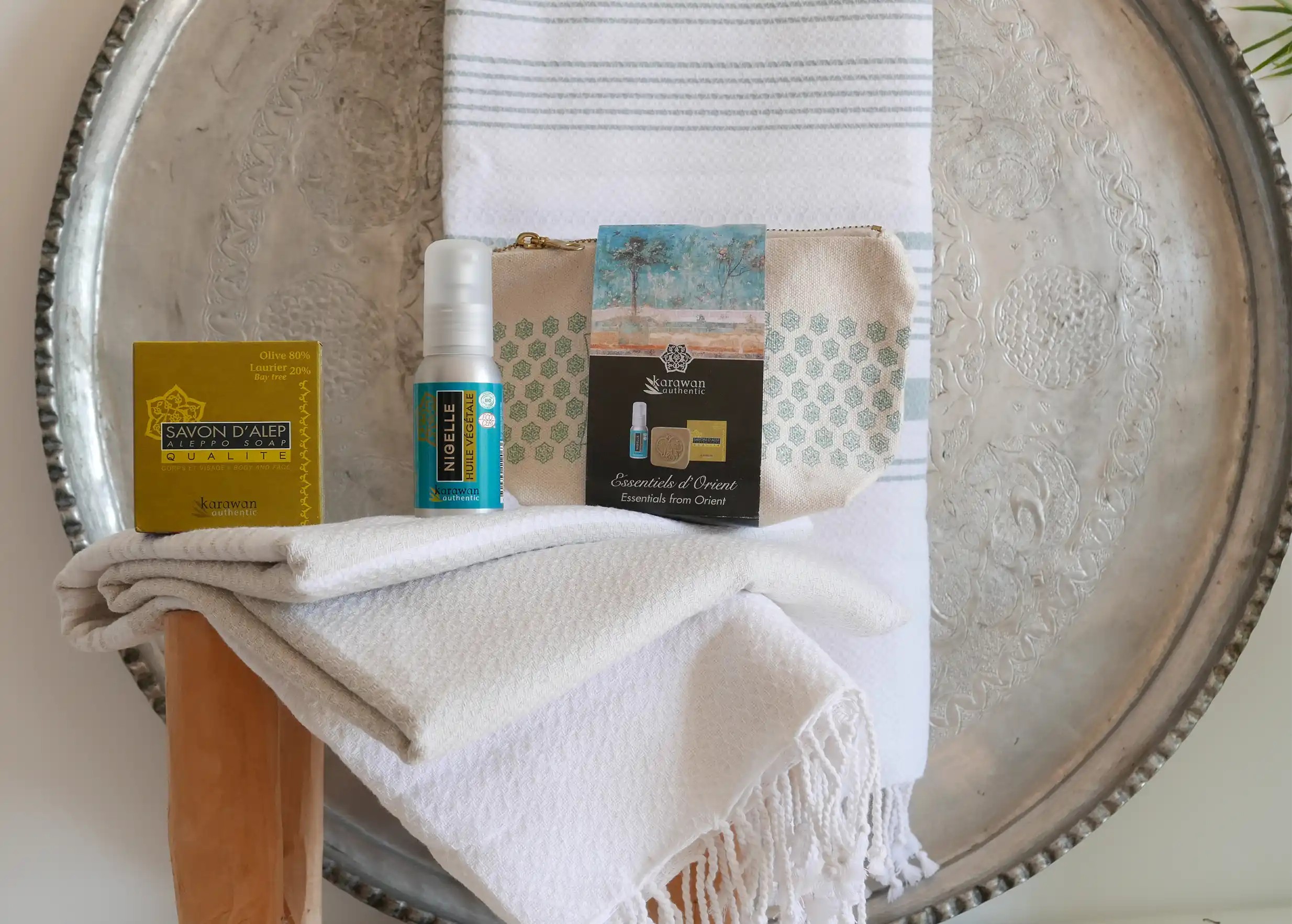 Coffret bien-être avec savon d'Alep, huile de nigelle biologique et trousse de toilette