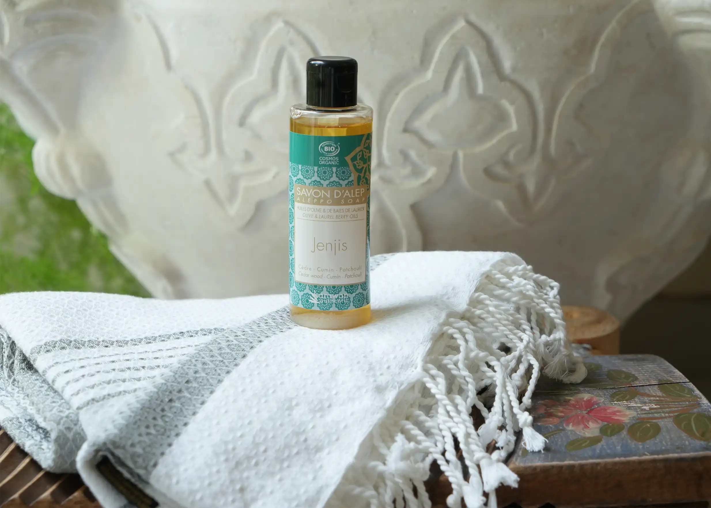Savon d'Alep aux parfums de cèdre, cumin et patchouli sur une fouta
