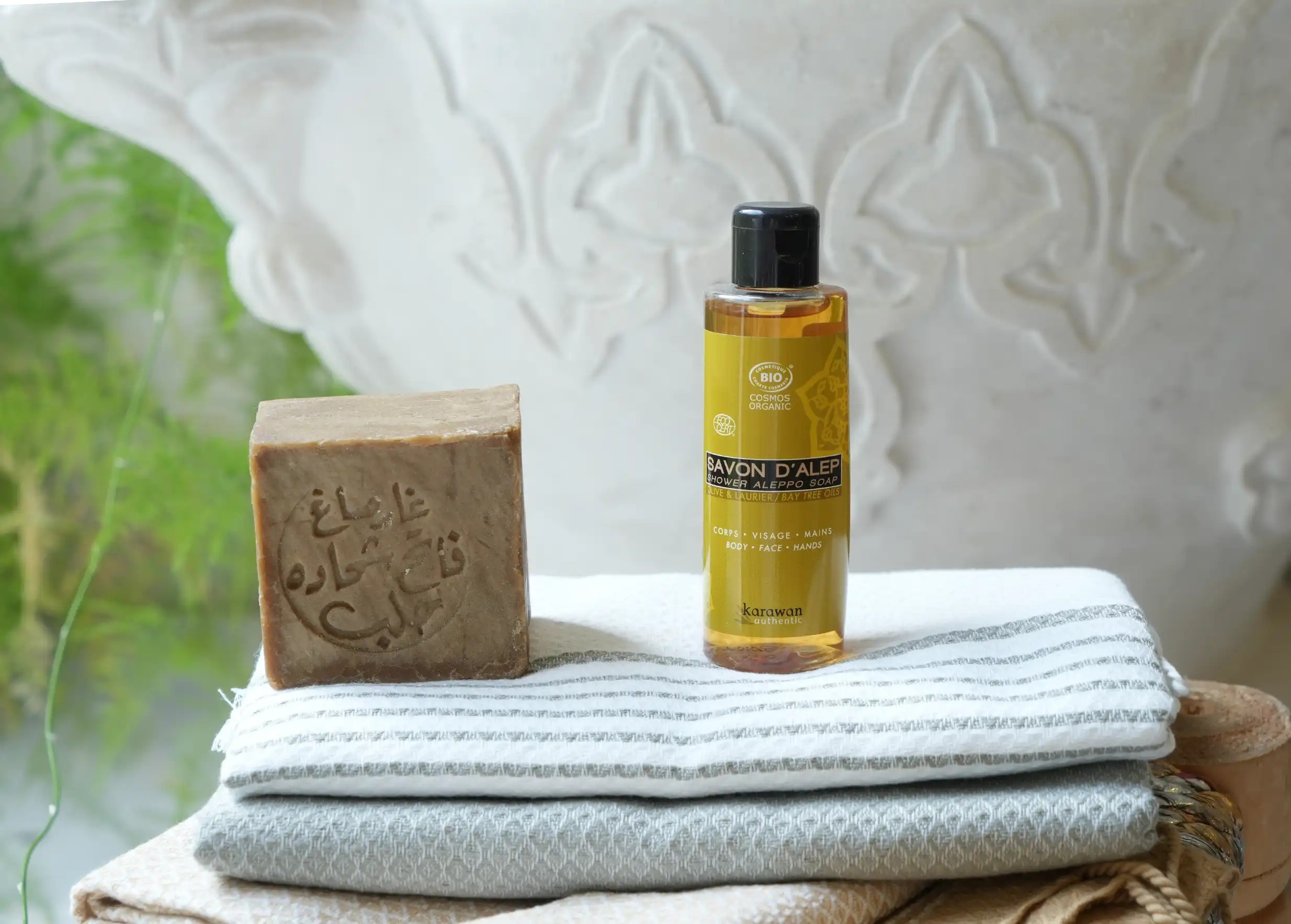 Savon d'Alep liquide bio à l'huile d'olive et pain de savon d'Alep sur fouta en coton