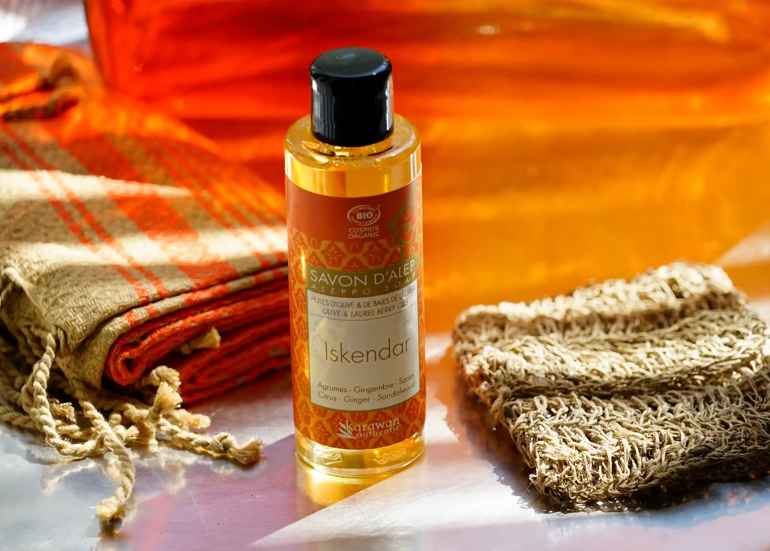 Liquid organic Aleppo soap with citrus fruits, fouta and scrubbing glove Liquid organic Aleppo soap with citrus fruits, fouta and scrubbing glove