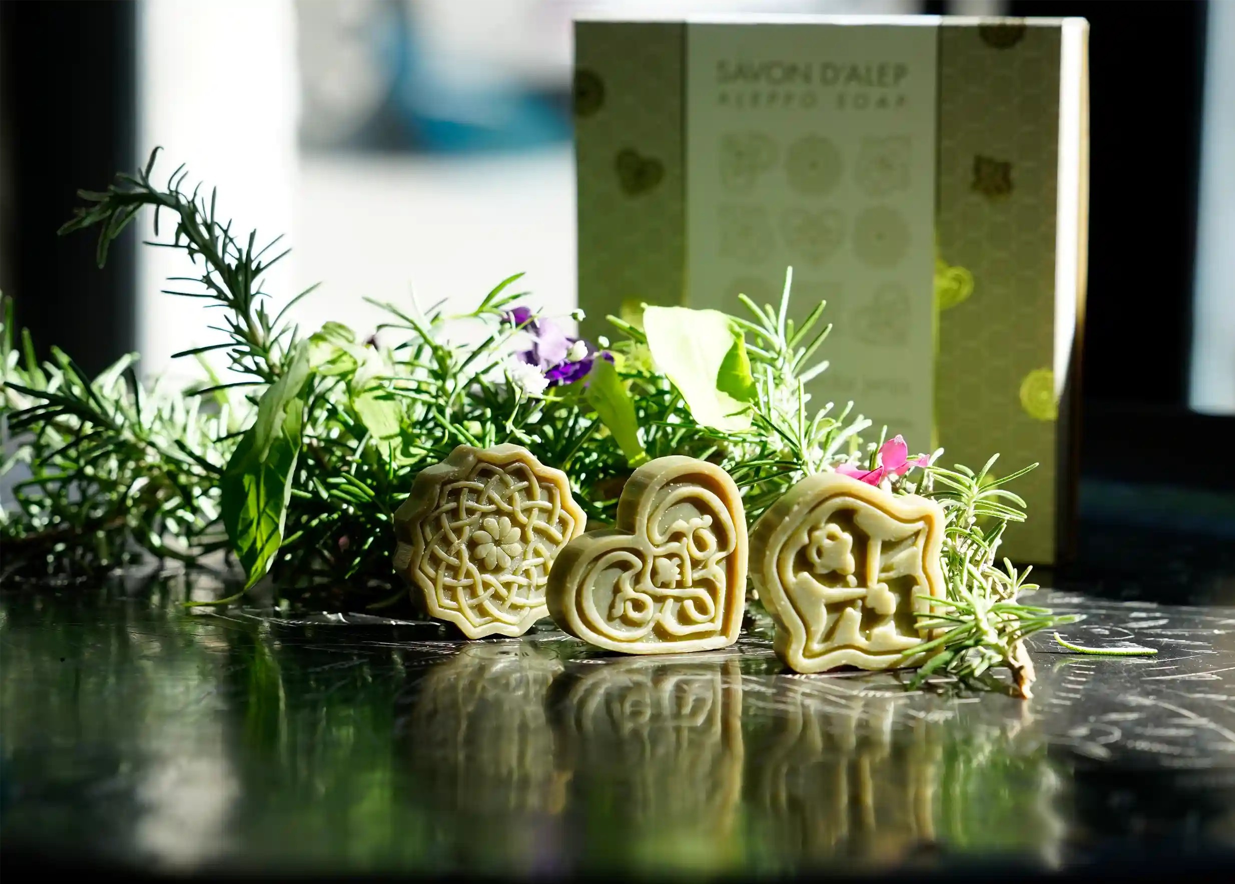 3 savons d'Alep d'invités parfumés au format 10g, fleur, coeur et pétale