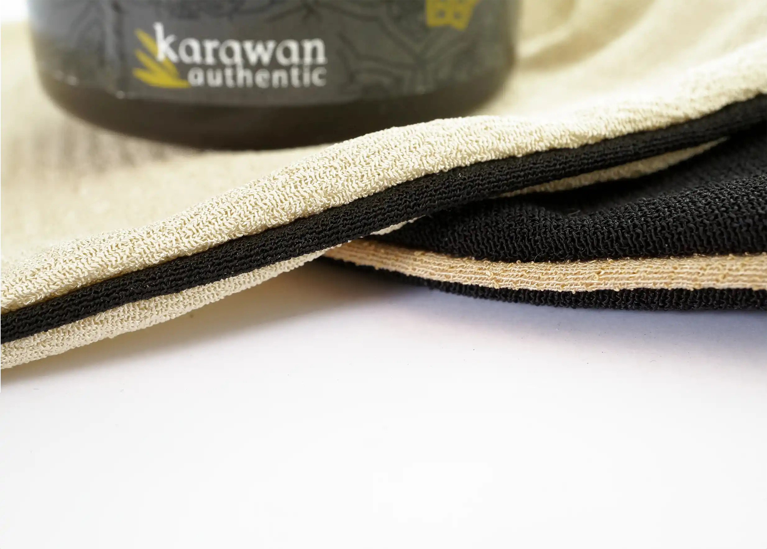 Liseret noir et liseret beige sur gants kessa en viscose