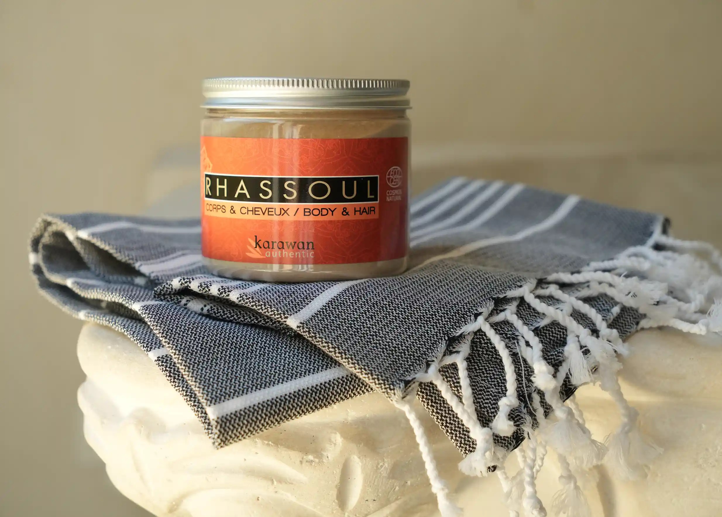 Rhassoul clay for body and hair, in a 200g jar, on an organic cotton fouta