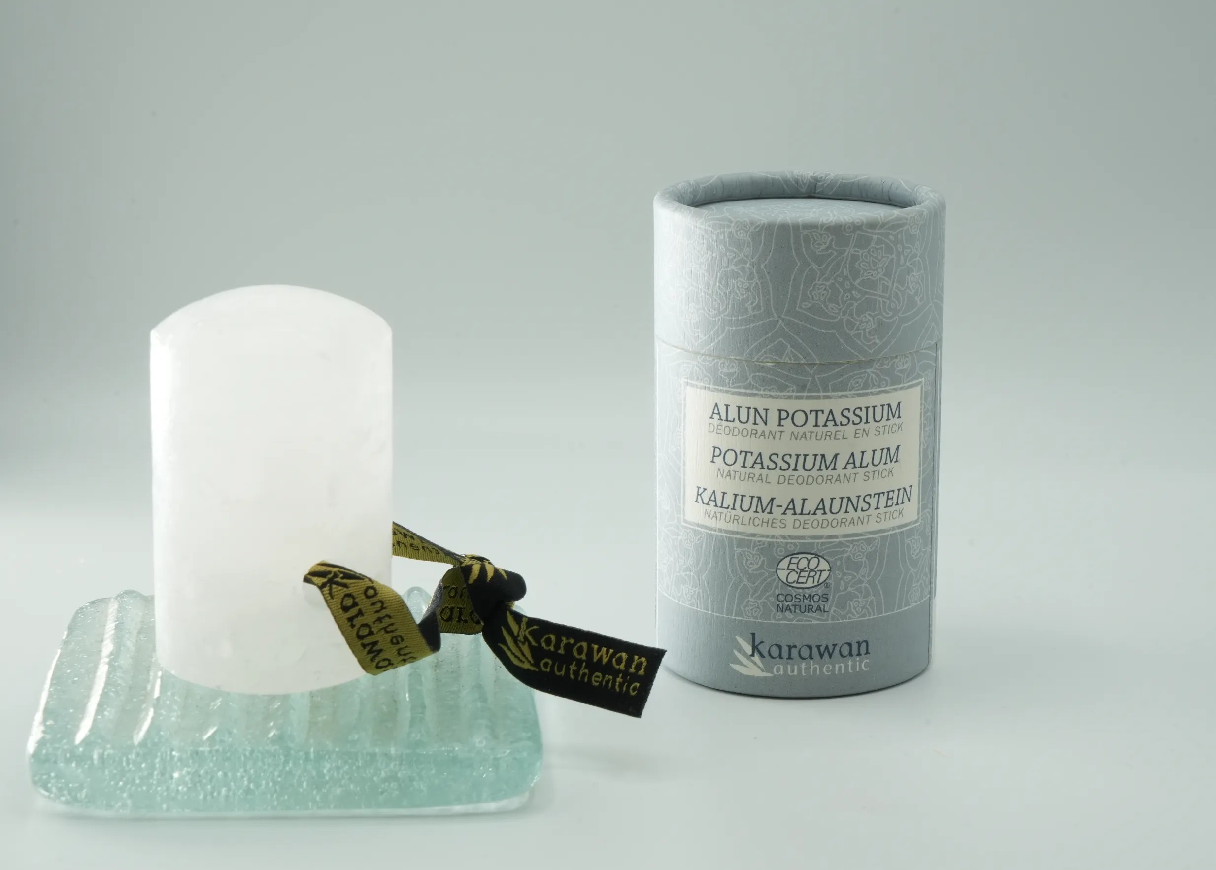Pierre d'alun potassium en stick sur un porte-savon, et étui protecteur