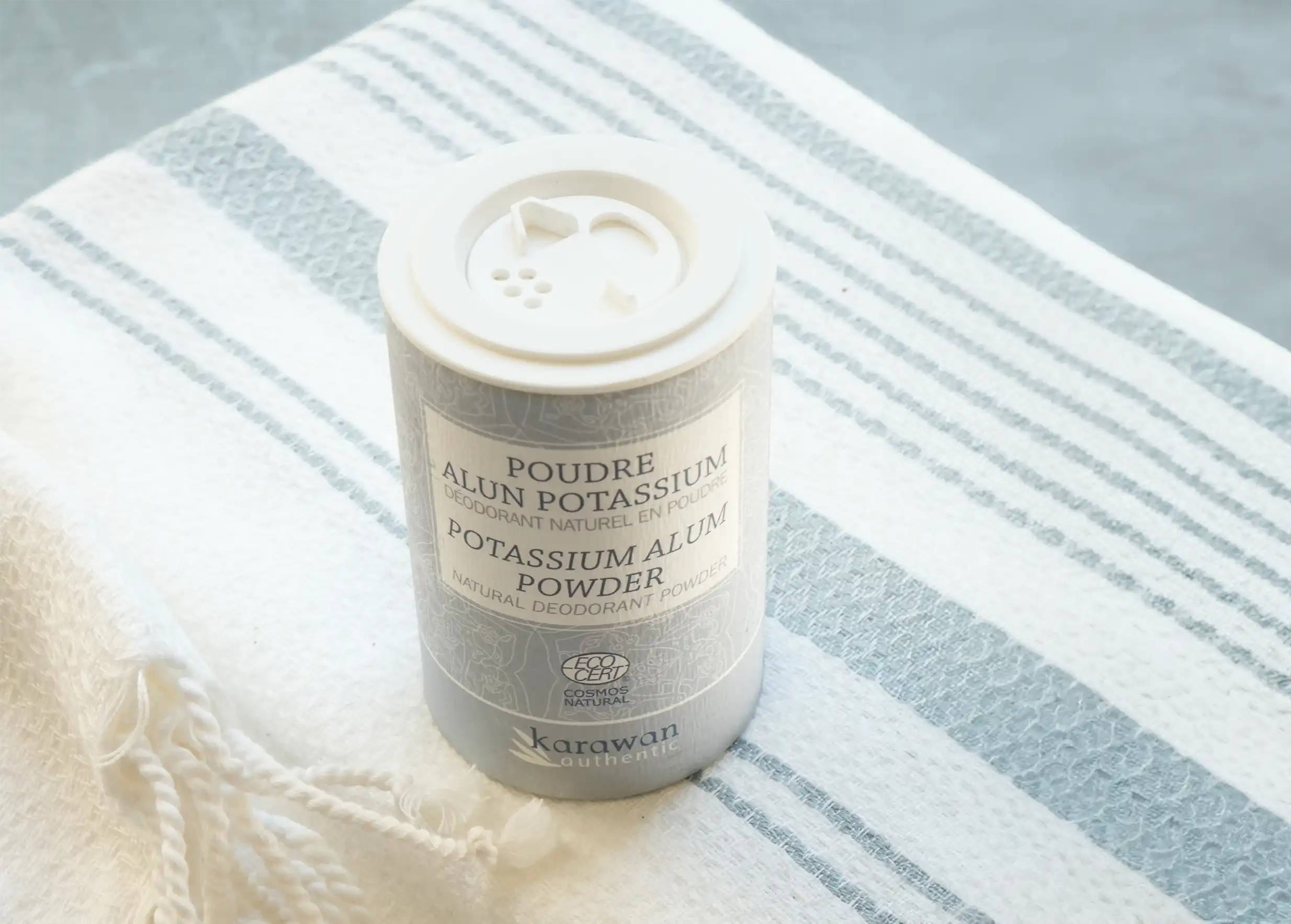 Déodorant naturel à la poudre d'alun de potassium, sur une fouta en coton blanche