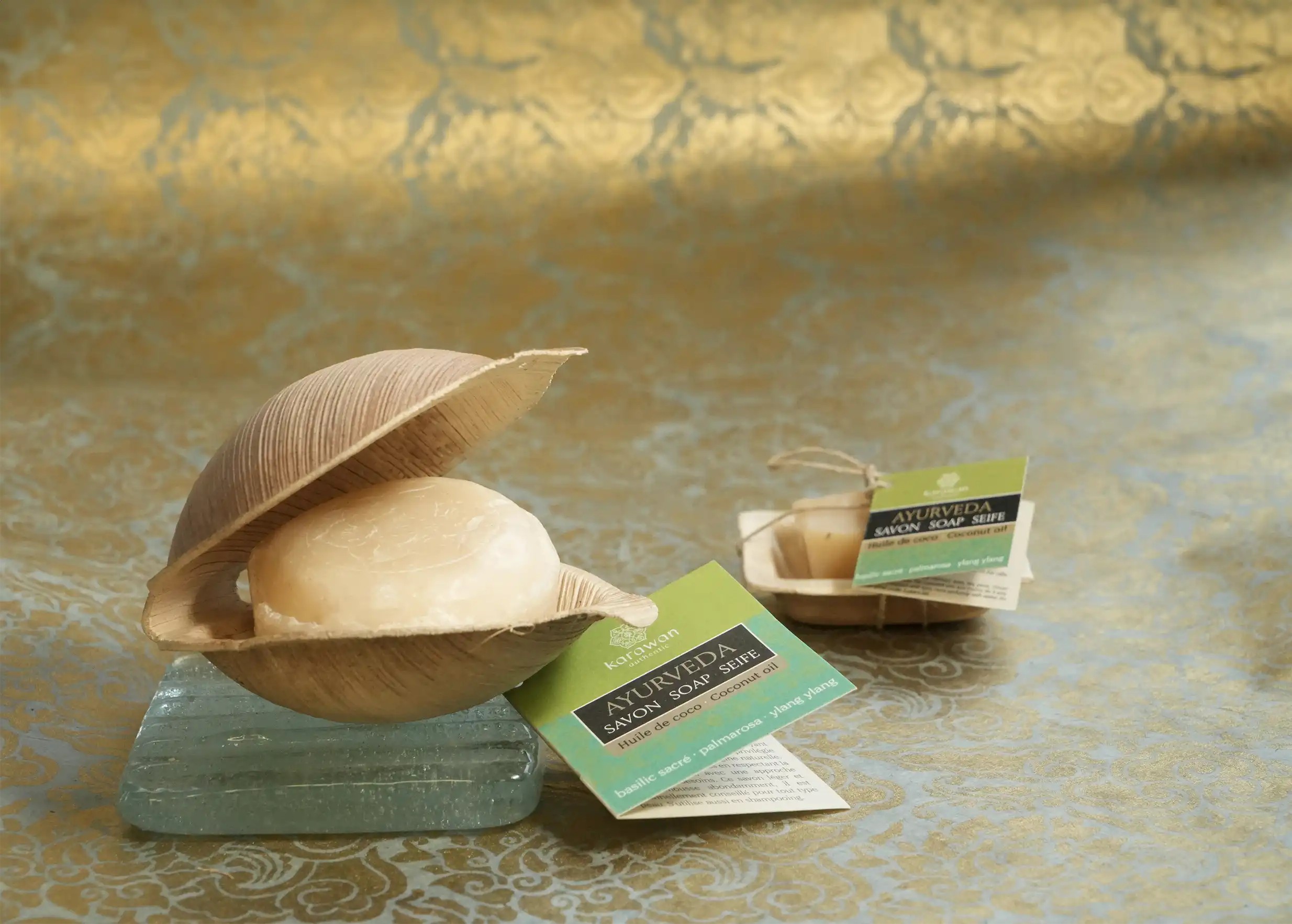 Savon ayurvédique basilic sacré artisanal 100g avec sa coque en forme de coquillage, et mini savon 20g