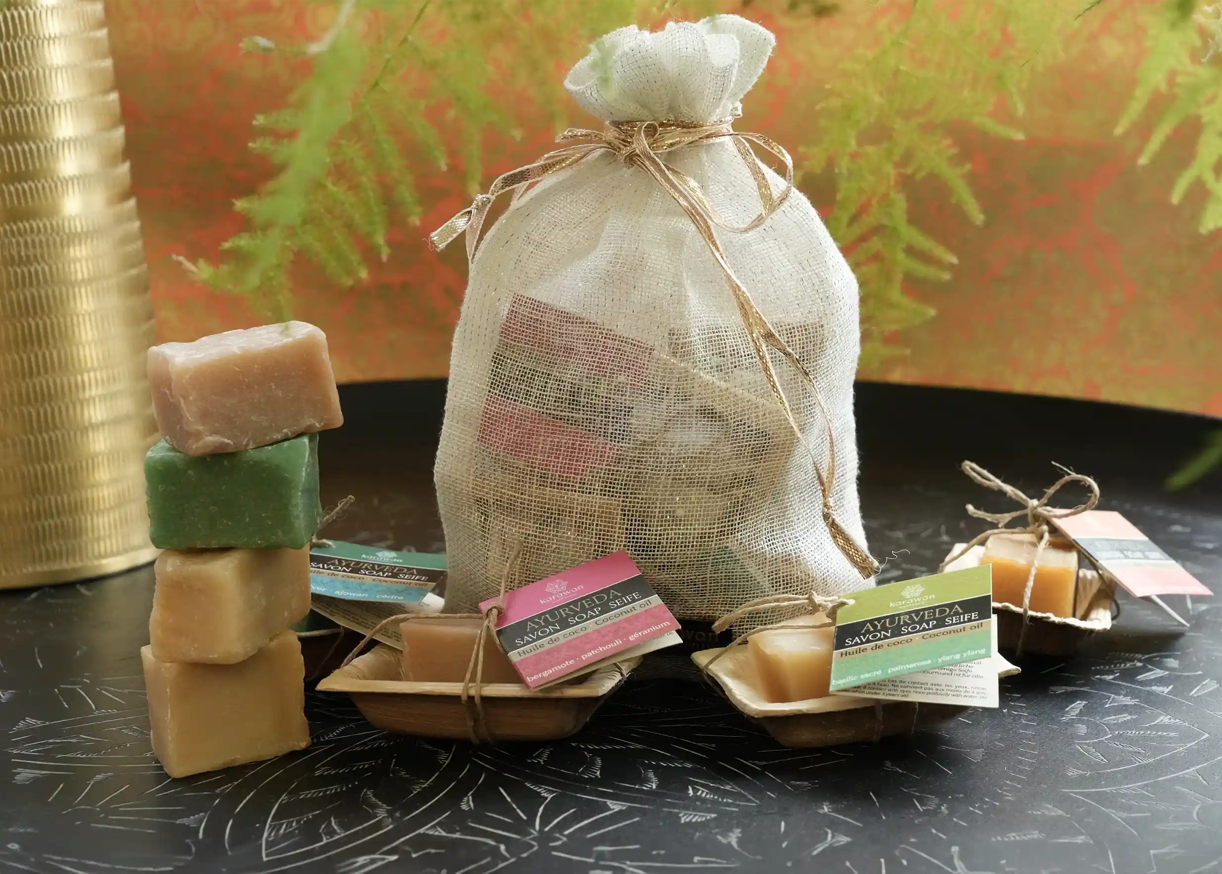 Pochon cadeau pour savons ayurvédiques, 4 mini savons carrés et étiquettes carton colorées