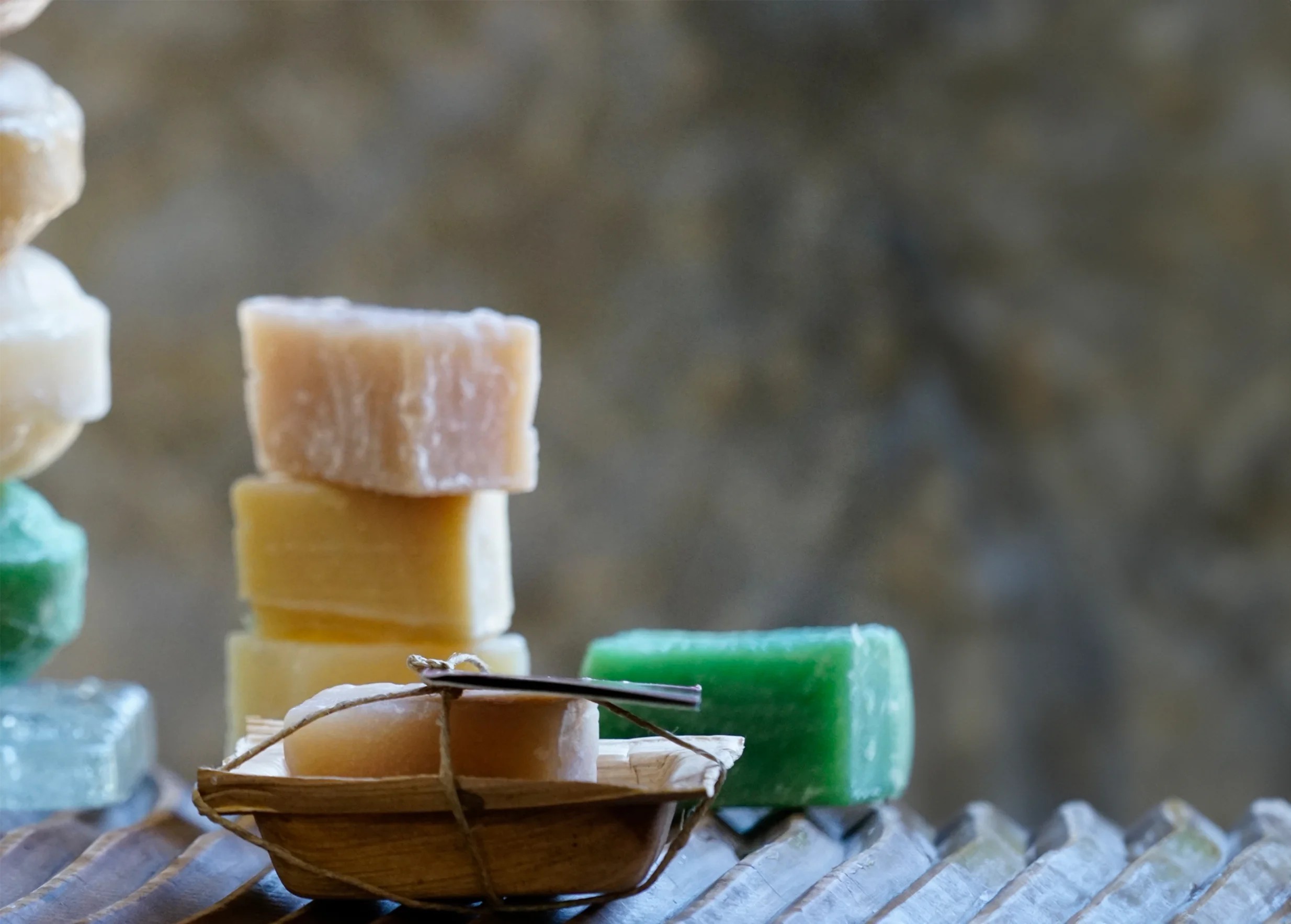 Mini savon ayurvédique dans son packaging et ensemble de savons en arrière-plan