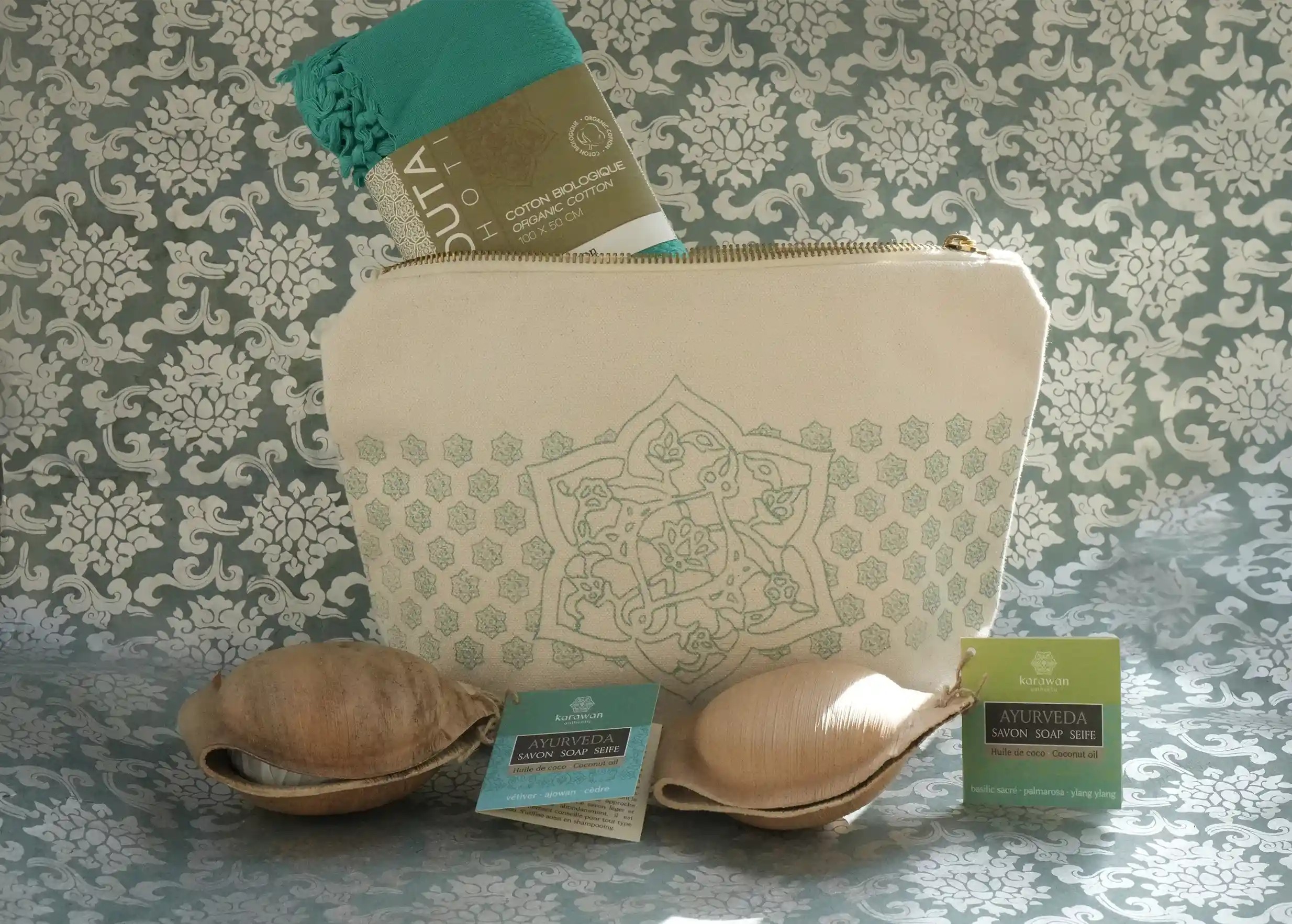 Ayurvedic kit with cotton toiletry bag, green fouta and natural ayurvedic soaps packed in plant shells